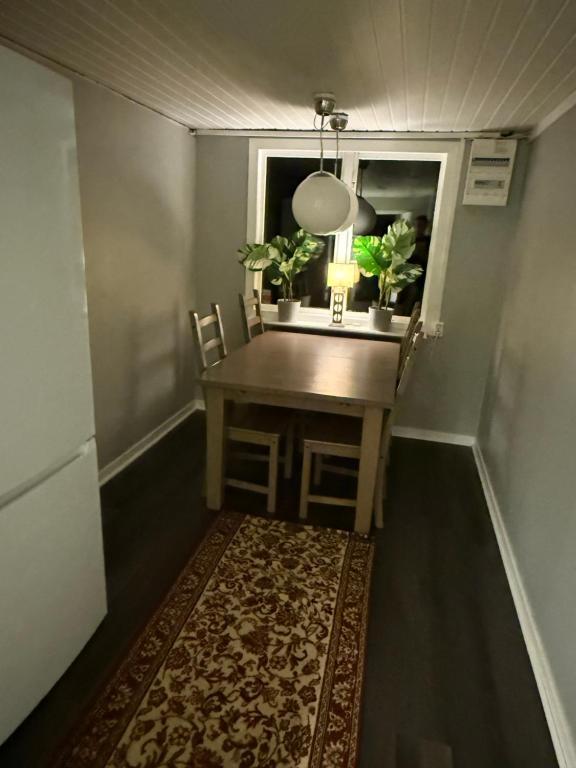 a small room with a table and a rug at Gamla Binkagården in Berghem