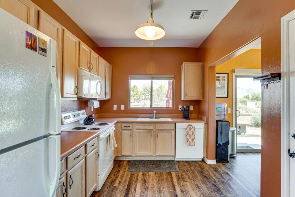 Kuchnia lub aneks kuchenny w obiekcie Mtn-View Oasis with Pool Access in Green Valley!