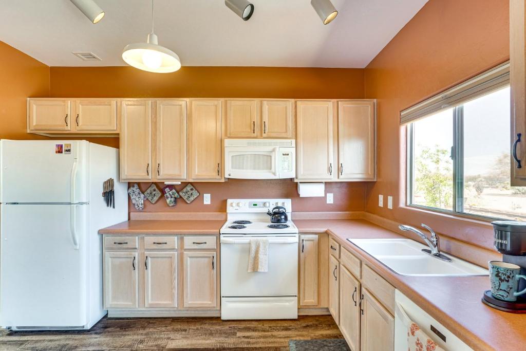 Kuchnia lub aneks kuchenny w obiekcie Mtn-View Oasis with Pool Access in Green Valley!