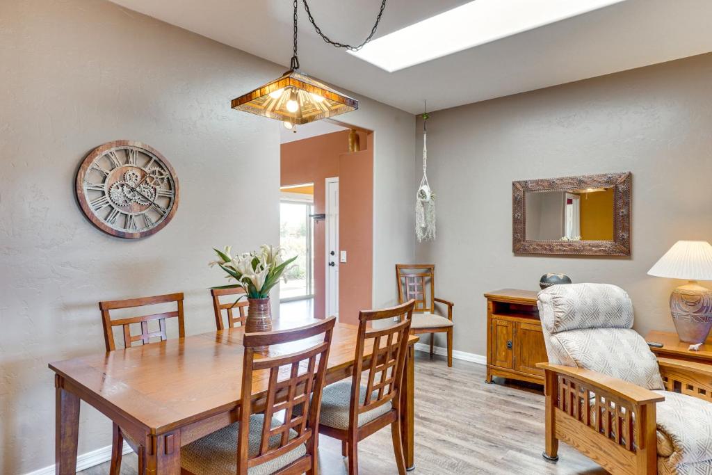 Część wypoczynkowa w obiekcie Mtn-View Oasis with Pool Access in Green Valley!