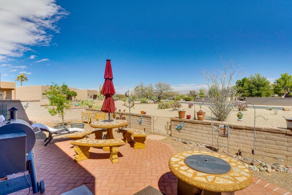 Balkon lub taras w obiekcie Mtn-View Oasis with Pool Access in Green Valley!