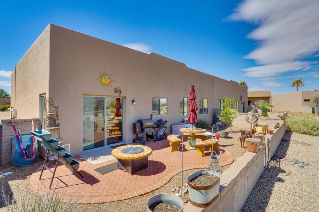 patio z meblami i budynek w obiekcie Mtn-View Oasis with Pool Access in Green Valley! w mieście Green Valley