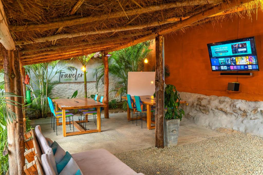 TV in/ali zabaviščno središče v nastanitvi Traveler Hostel
