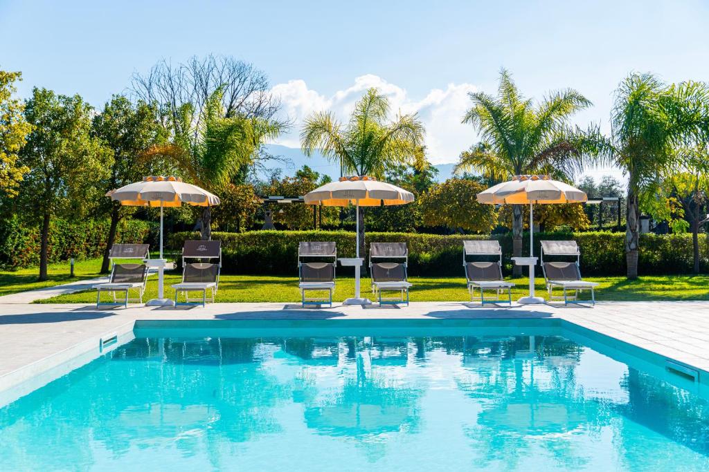 AlbanellaにあるVilla Hera Relaxのスイミングプール(椅子、パラソル付)