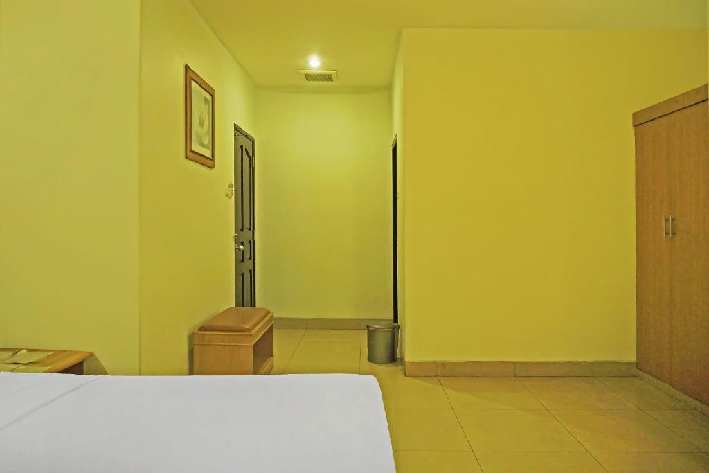 Postel nebo postele na pokoji v ubytování Super OYO Collection O 92690 Hotel Limas
