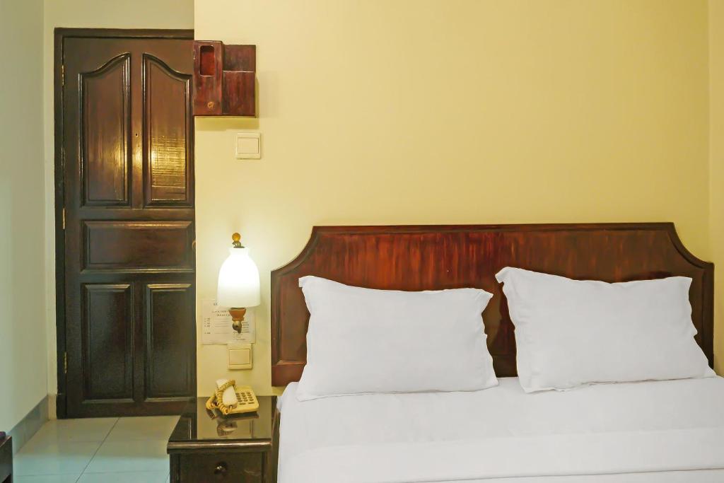 Postel nebo postele na pokoji v ubytování Super OYO Collection O 92690 Hotel Limas