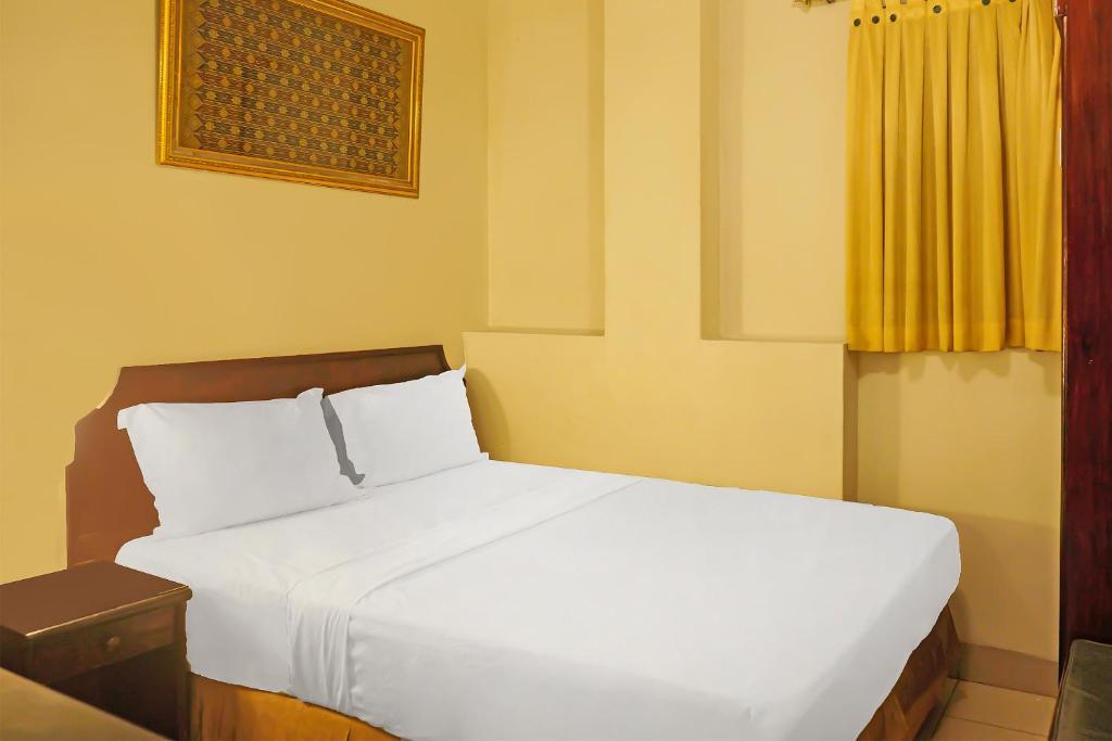 Postel nebo postele na pokoji v ubytování Super OYO Collection O 92690 Hotel Limas