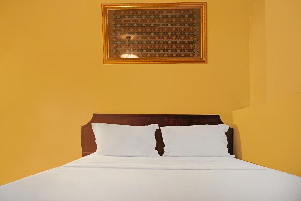Postel nebo postele na pokoji v ubytování Super OYO Collection O 92690 Hotel Limas