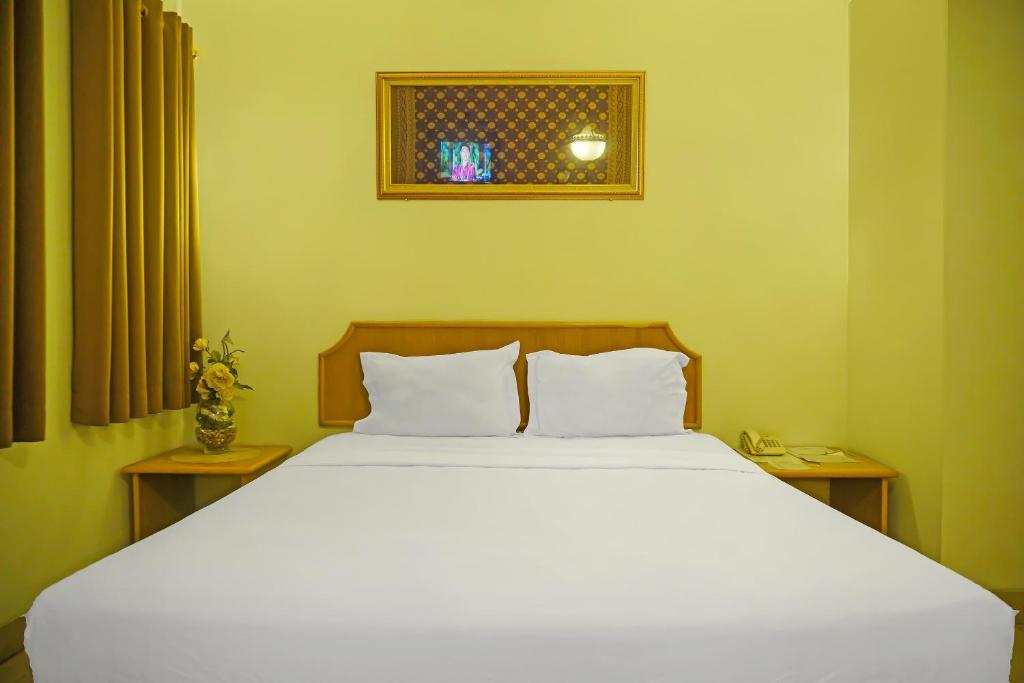 Postel nebo postele na pokoji v ubytování Super OYO Collection O 92690 Hotel Limas