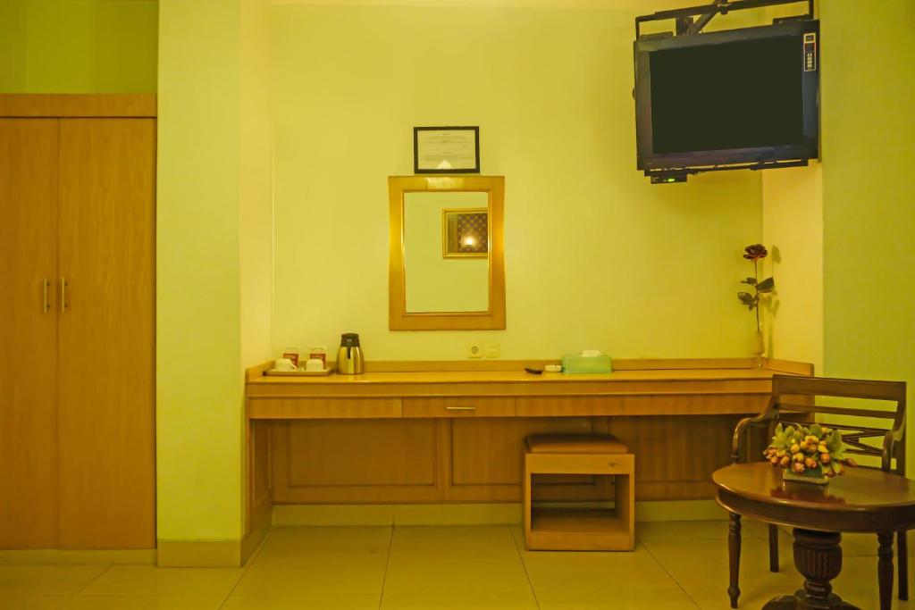TV a/nebo společenská místnost v ubytování Super OYO Collection O 92690 Hotel Limas