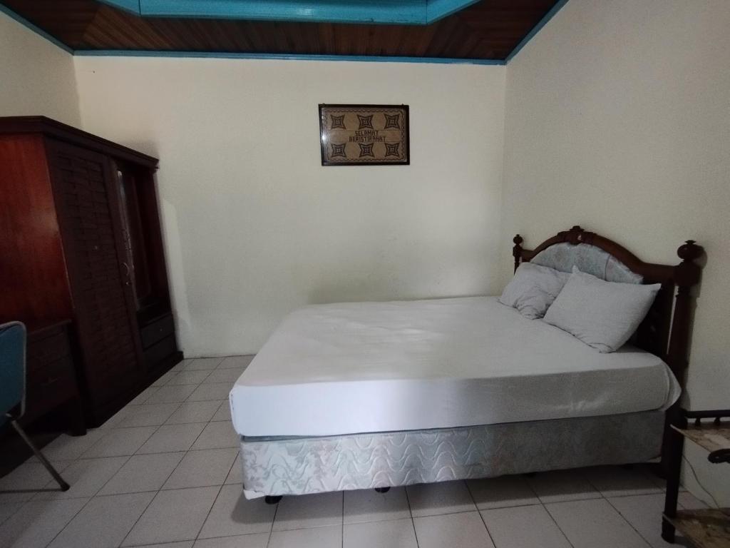 a bedroom with a bed in a room at Hotel O Wisma Bunda Syariah Near Man Pinrang in Salo