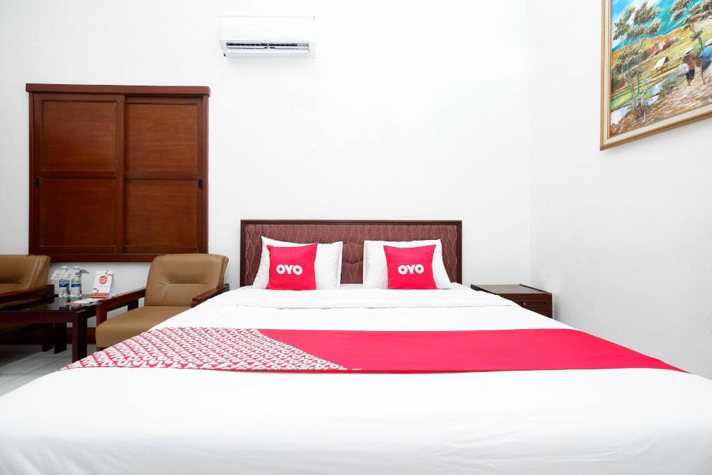 Postel nebo postele na pokoji v ubytování SUPER OYO Capital O 1644 Hotel Griya Kencana