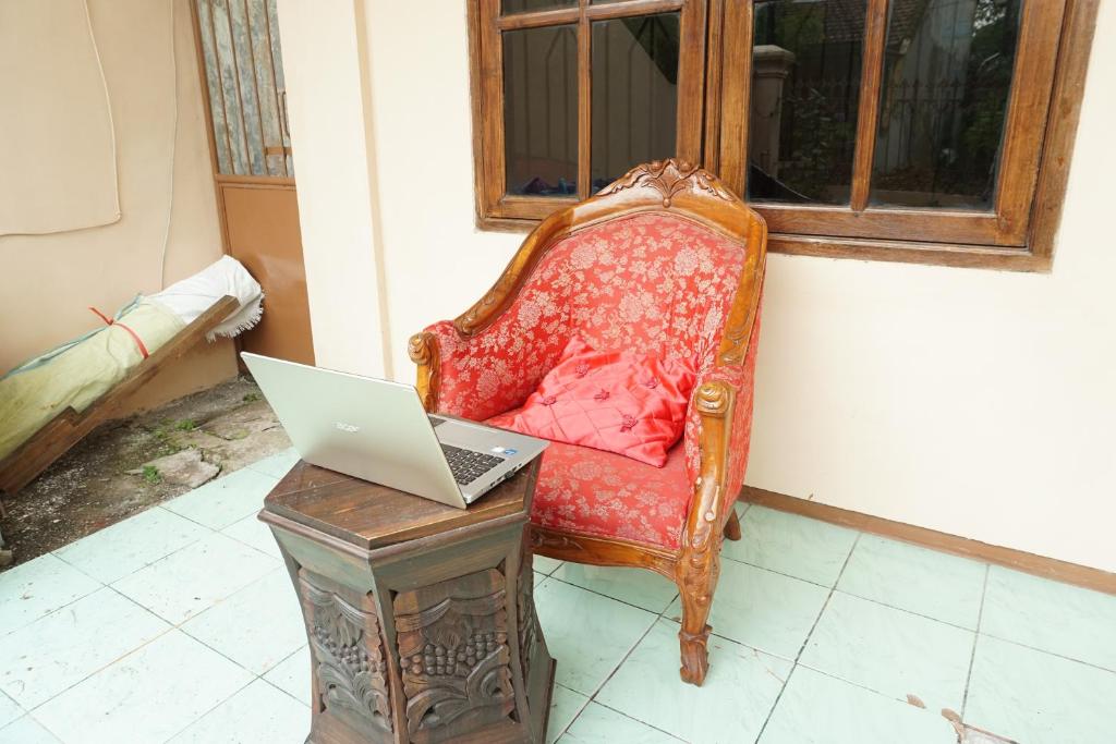 Гостиная зона в OYO Life 93055 Fathin Hotel