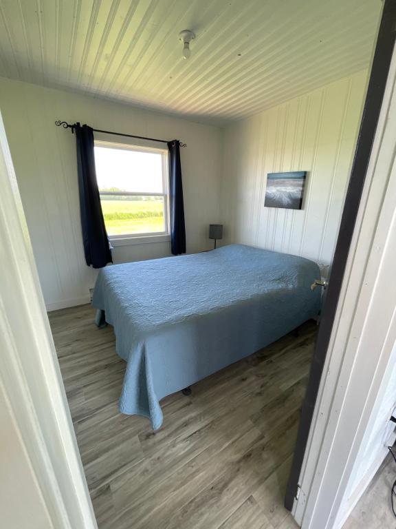 Postel nebo postele na pokoji v ubytování Newly Renovated Confederation Bridge View Cottages