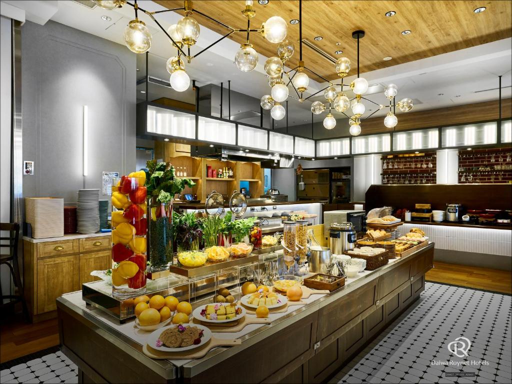 福冈Daiwa Roynet Hotel Hakata Reisen PREMIER - former Daiwa Roynet Hotel Hakata Reisen的餐厅提供的自助餐,供应多种食物