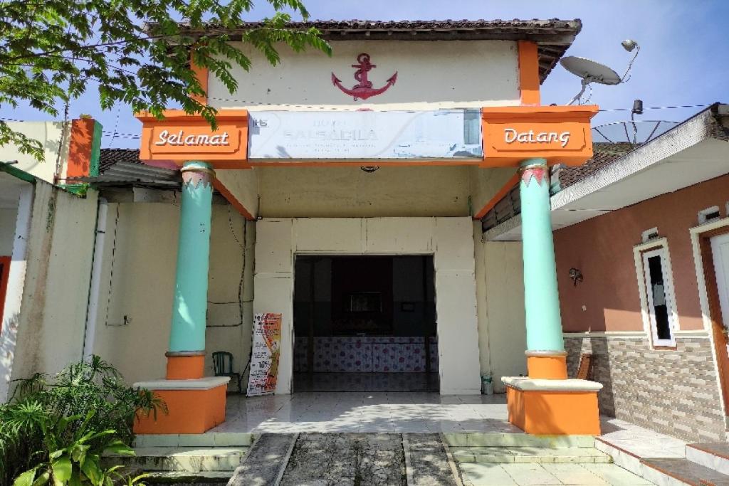 a building with blue columns in front of a door at SPOT ON 91105 Hotel Salsabila in Magelang