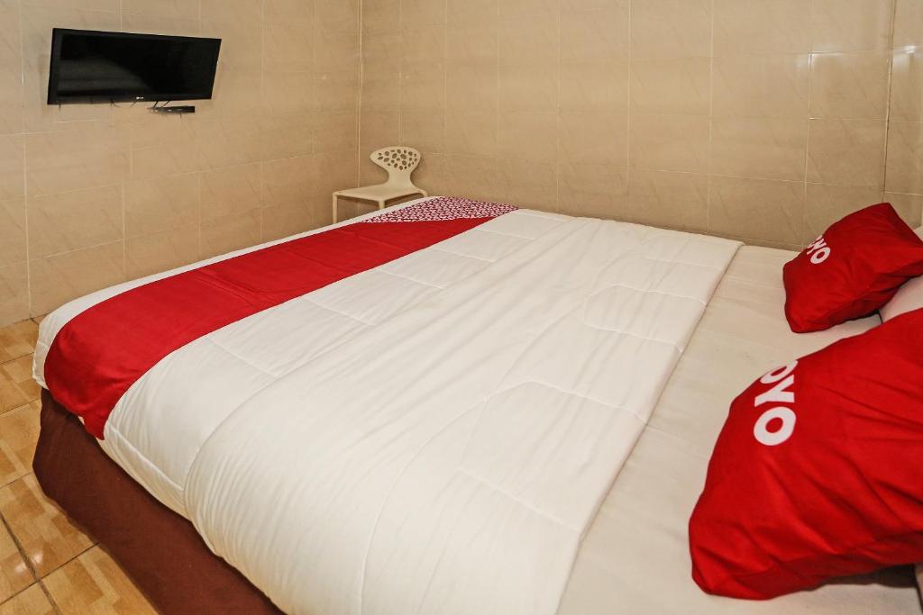 Postel nebo postele na pokoji v ubytování Super OYO 92674 Hotel Ciputat