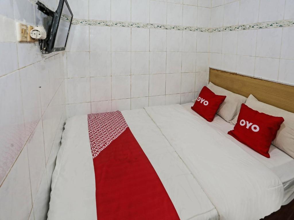 Postel nebo postele na pokoji v ubytování Super OYO 92674 Hotel Ciputat