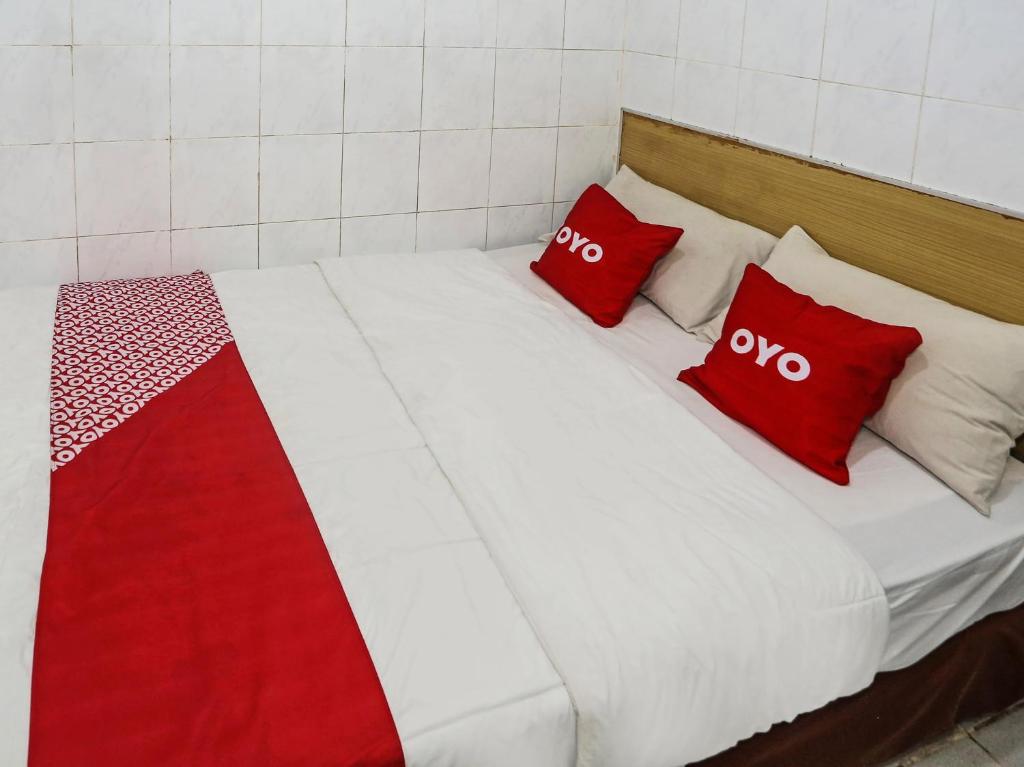 Postel nebo postele na pokoji v ubytování Super OYO 92674 Hotel Ciputat