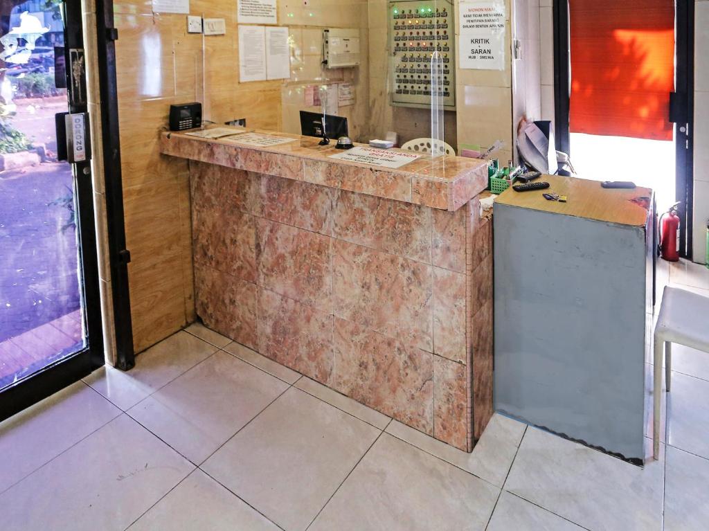 Kuchyň nebo kuchyňský kout v ubytování Super OYO 92674 Hotel Ciputat