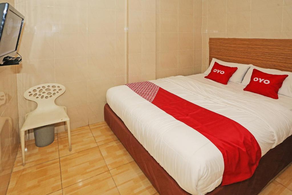 Postel nebo postele na pokoji v ubytování Super OYO 92674 Hotel Ciputat