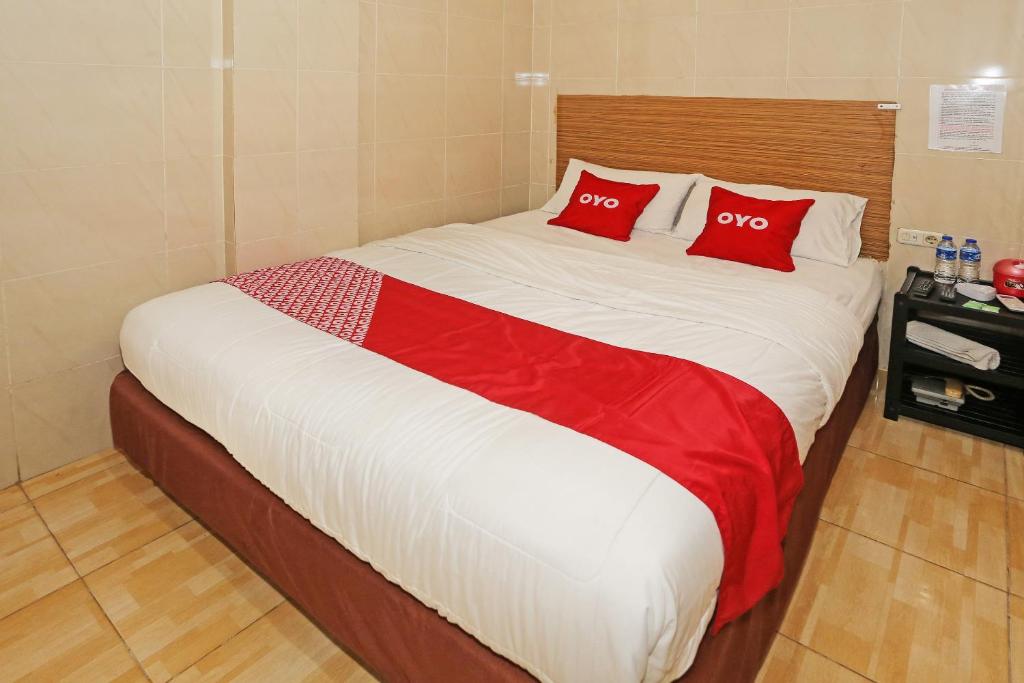 Postel nebo postele na pokoji v ubytování Super OYO 92674 Hotel Ciputat
