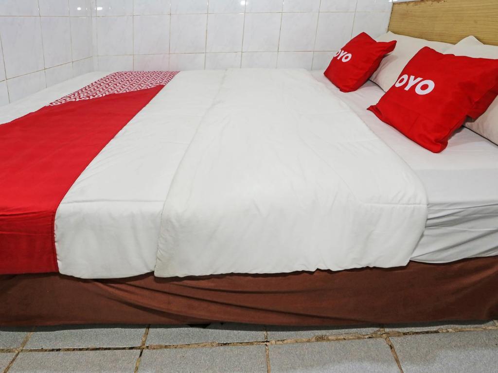 Postel nebo postele na pokoji v ubytování Super OYO 92674 Hotel Ciputat