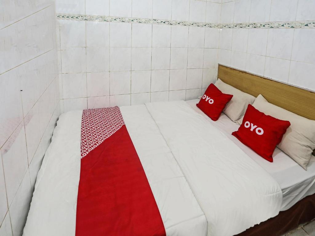 Postel nebo postele na pokoji v ubytování Super OYO 92674 Hotel Ciputat