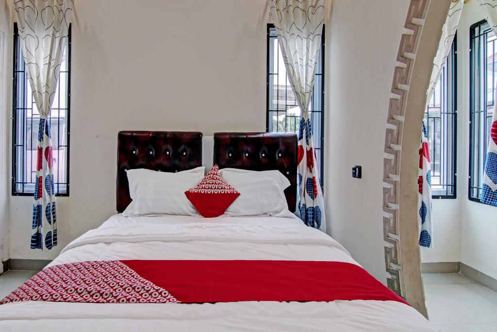 Postel nebo postele na pokoji v ubytování OYO 92211 Timur Raya Homestay Syariah