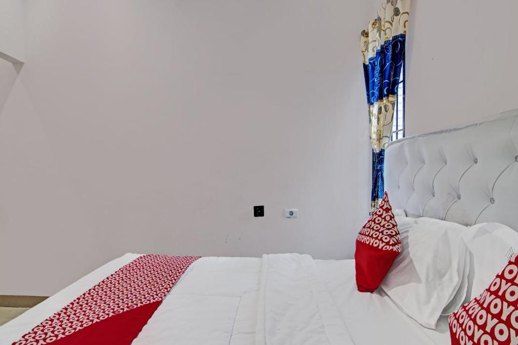 Postel nebo postele na pokoji v ubytování OYO 92211 Timur Raya Homestay Syariah