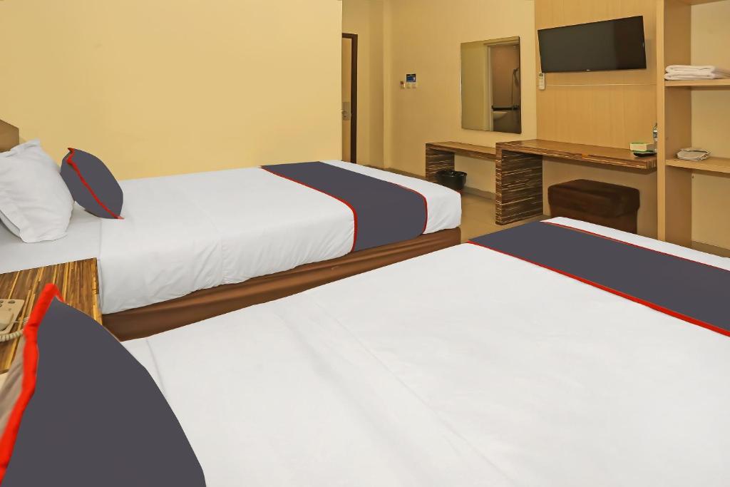 Postel nebo postele na pokoji v ubytování SUPER OYO Collection O 92130 Hotel Fiducia Kaji