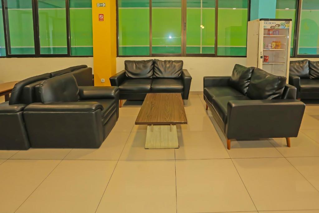 Posezení v ubytování SUPER OYO Collection O 92130 Hotel Fiducia Kaji