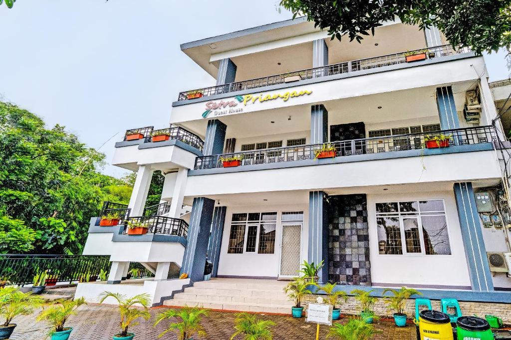 Balkón nebo terasa v ubytování SUPER OYO Collection O 92277 Setra Priangan Guest House