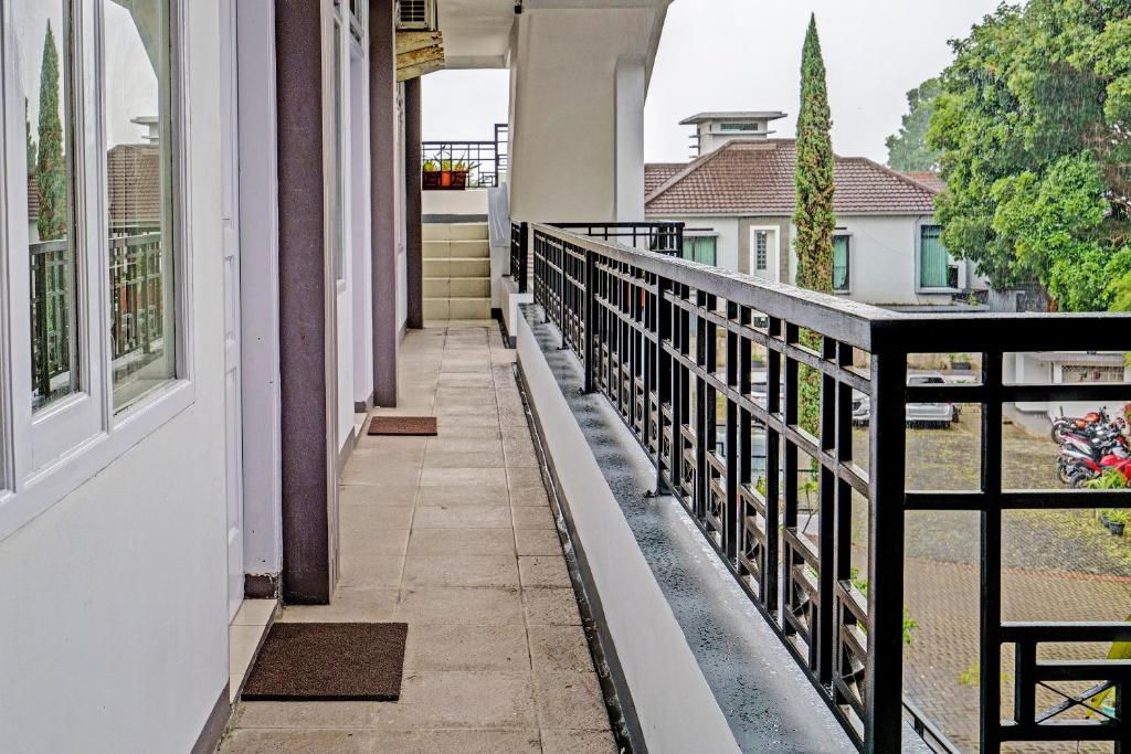 Balkón nebo terasa v ubytování SUPER OYO Collection O 92277 Setra Priangan Guest House