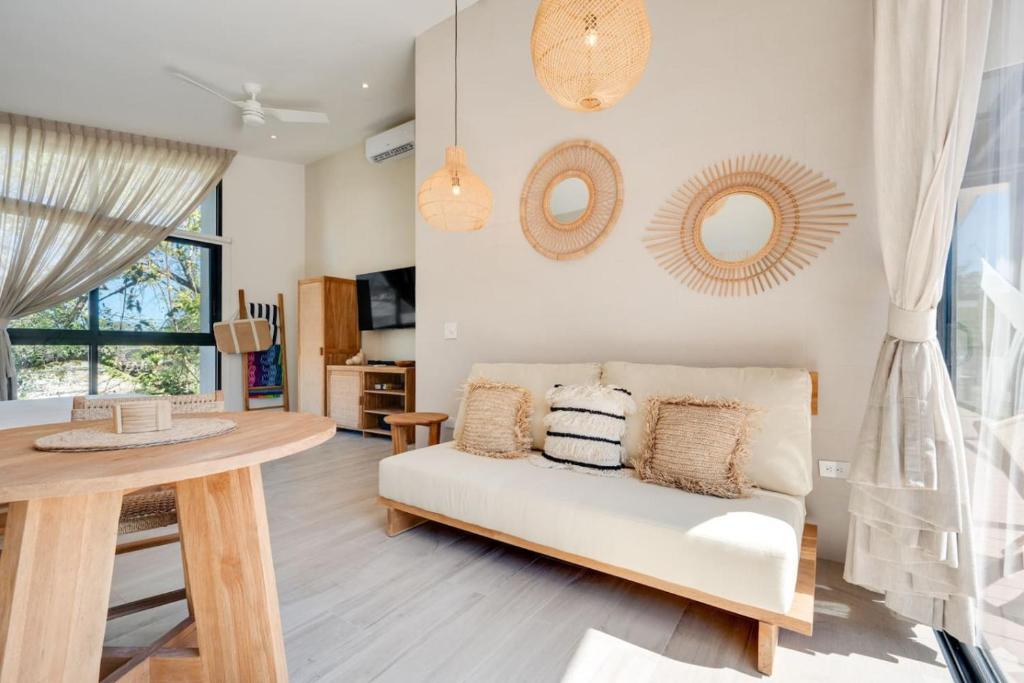 Posezení v ubytování The Bungalows #7 - Boutique Hotel in Flamingo Beach - Ground Level Studio