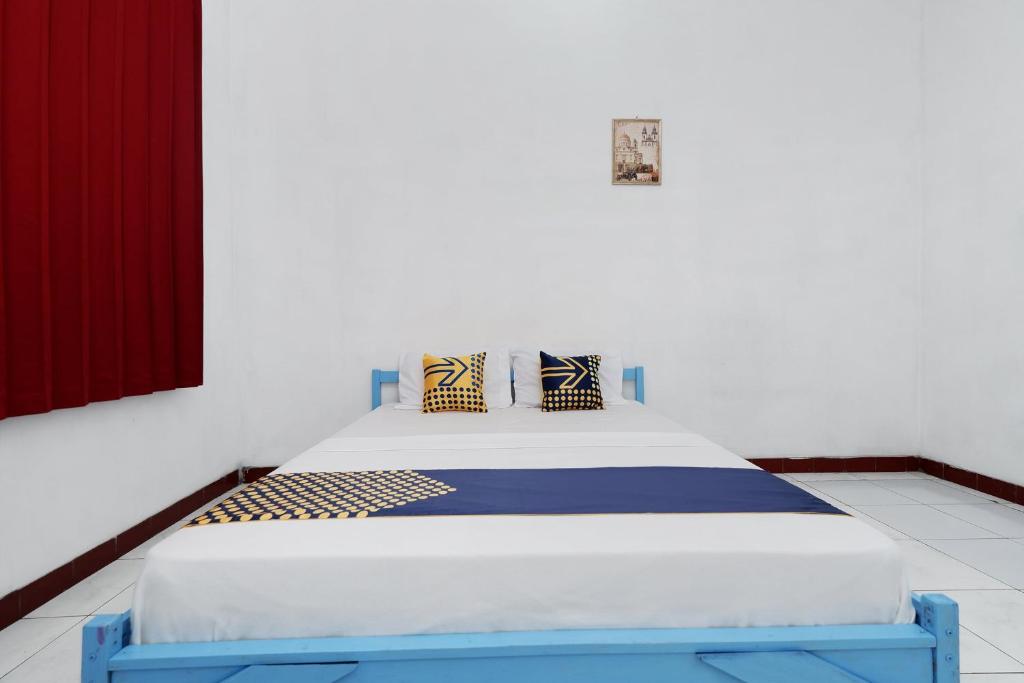 Postel nebo postele na pokoji v ubytování SPOT ON 2289 Hotel Saudara