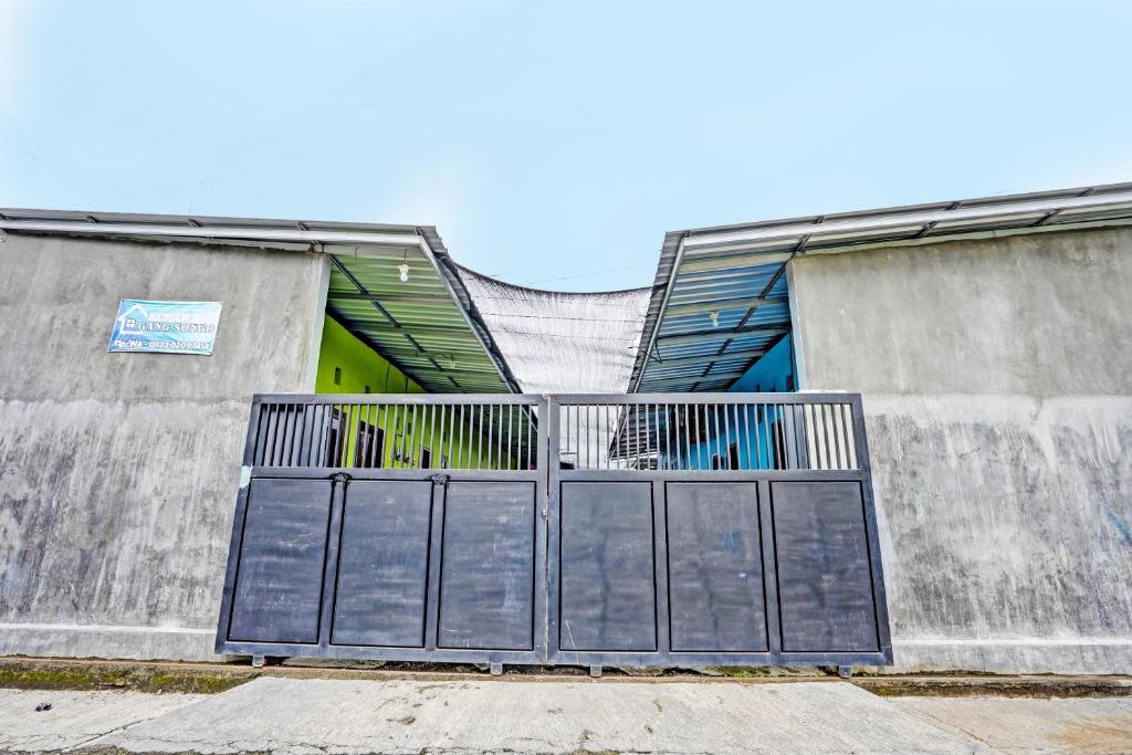 Rõdu või terrass majutusasutuses Hotel O Gang Songo Syariah HomestayNearWisata Osing