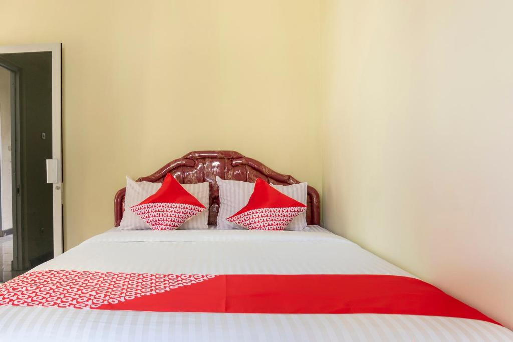 Postel nebo postele na pokoji v ubytování SPOT ON 2950 Grand Suites Palace Syariah