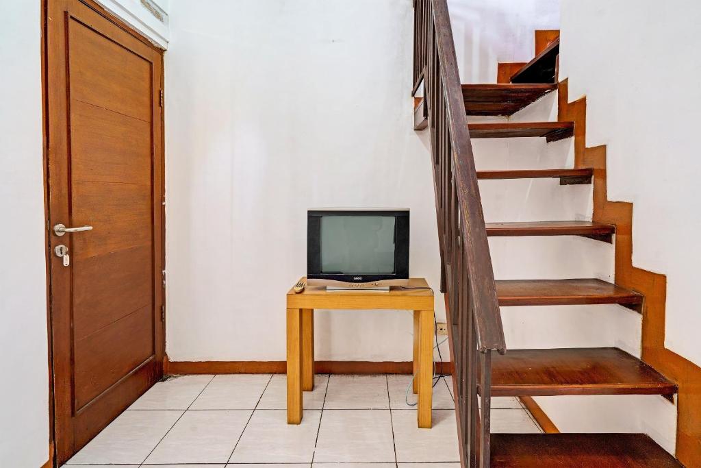 TV a/nebo společenská místnost v ubytování Super OYO Capital O 91810 Hotel Balebat 2