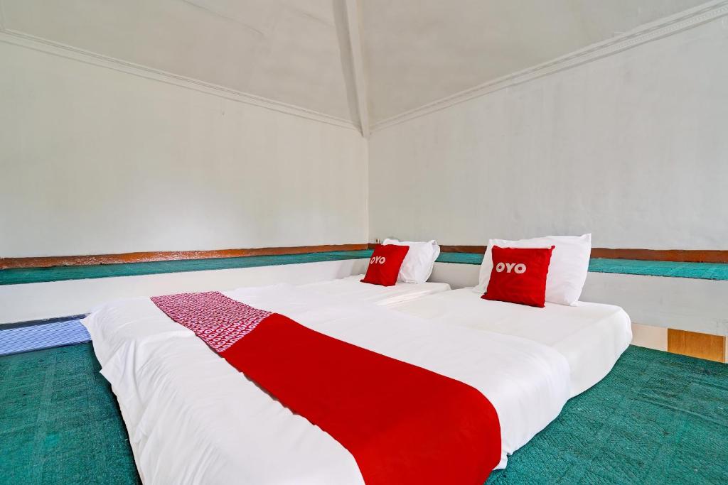 Postel nebo postele na pokoji v ubytování Super OYO Capital O 91810 Hotel Balebat 2