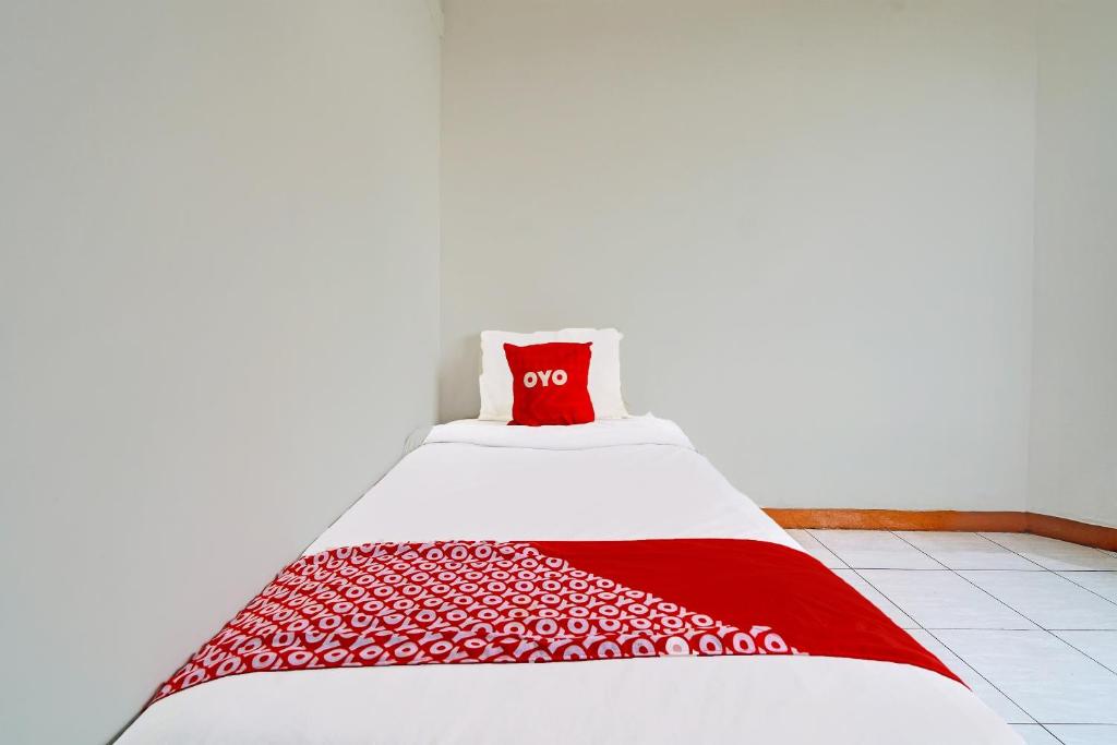 Postel nebo postele na pokoji v ubytování Super OYO Capital O 91810 Hotel Balebat 2