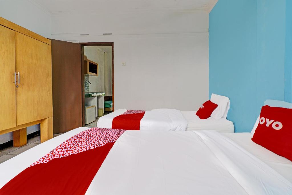 Postel nebo postele na pokoji v ubytování Super OYO Capital O 91810 Hotel Balebat 2