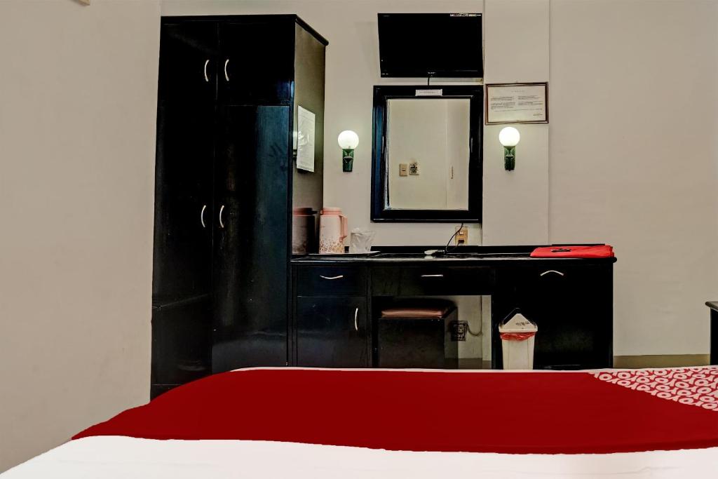 Postel nebo postele na pokoji v ubytování SUPER OYO 91805 Hotel Wisma Bari