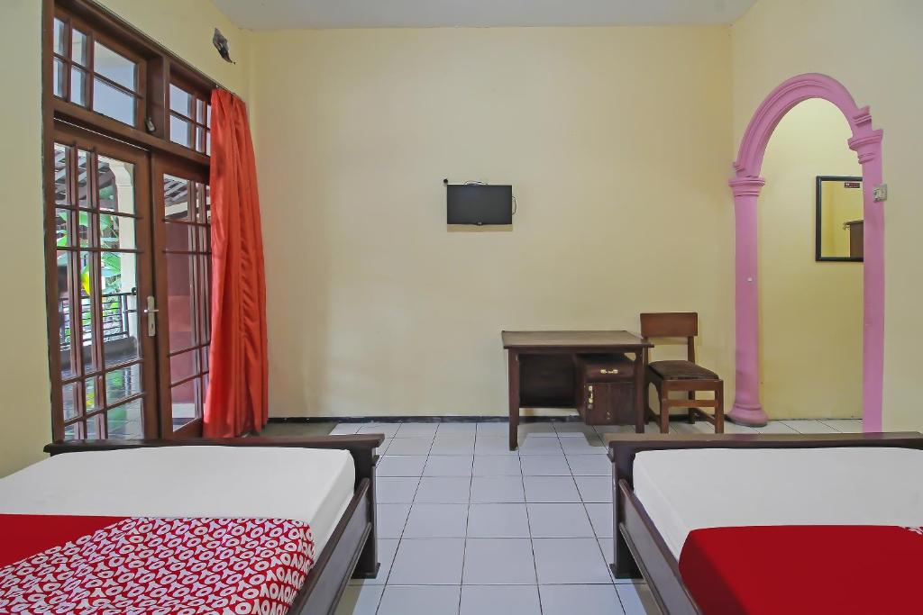 Postel nebo postele na pokoji v ubytování OYO 1984 Hotel Istana Family Syariah