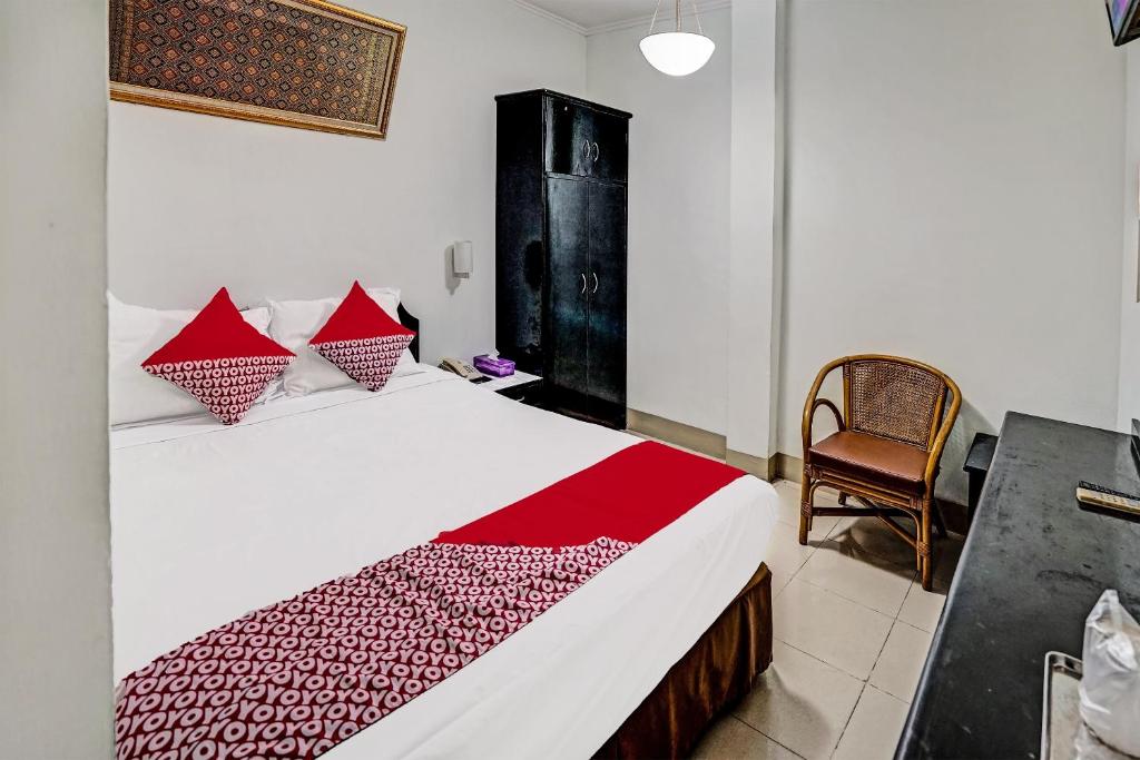 Postel nebo postele na pokoji v ubytování SUPER OYO 91805 Hotel Wisma Bari
