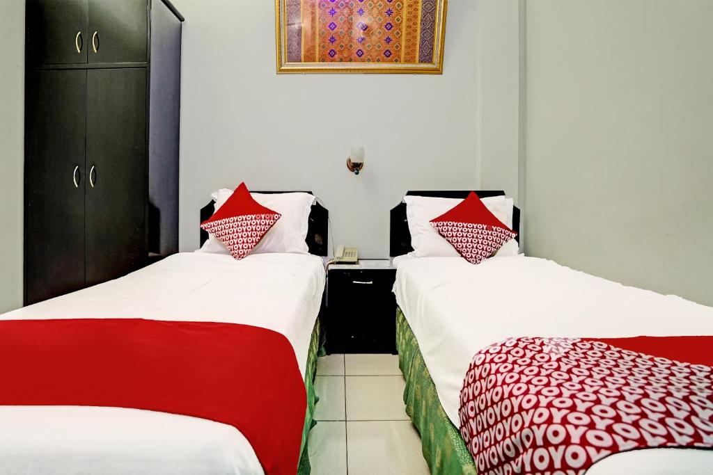 Postel nebo postele na pokoji v ubytování SUPER OYO 91805 Hotel Wisma Bari