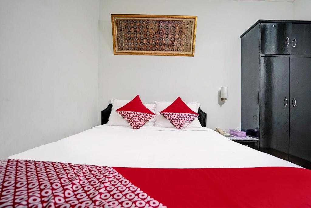 Postel nebo postele na pokoji v ubytování SUPER OYO 91805 Hotel Wisma Bari