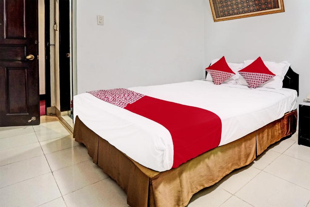 Postel nebo postele na pokoji v ubytování SUPER OYO 91805 Hotel Wisma Bari