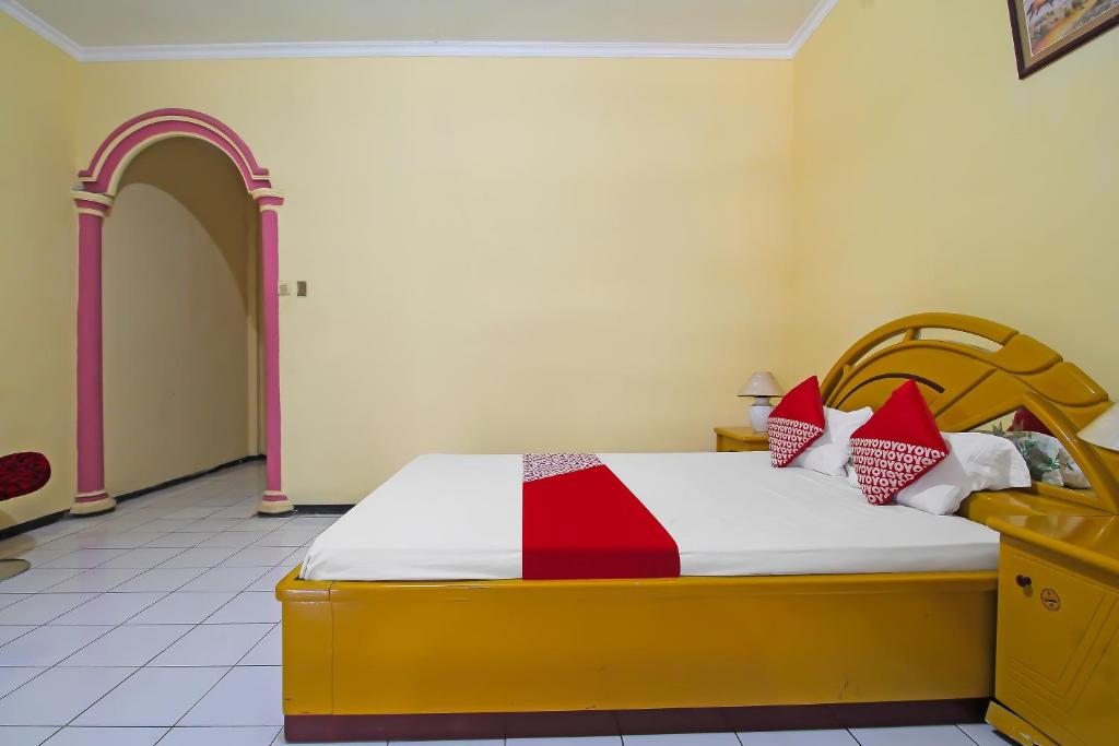 Postel nebo postele na pokoji v ubytování OYO 1984 Hotel Istana Family Syariah