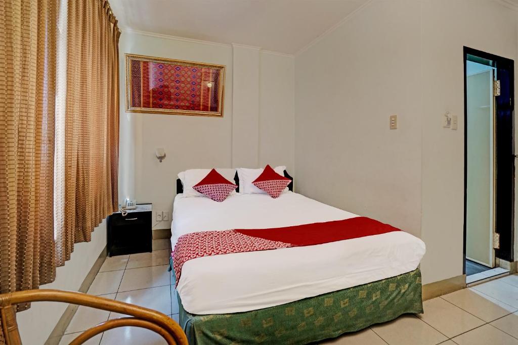 Postel nebo postele na pokoji v ubytování SUPER OYO 91805 Hotel Wisma Bari